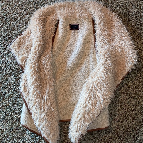 Beautiful vest. 78% Acrylic, 18% Wool, 4% Polyester., - Picture 7 of 8